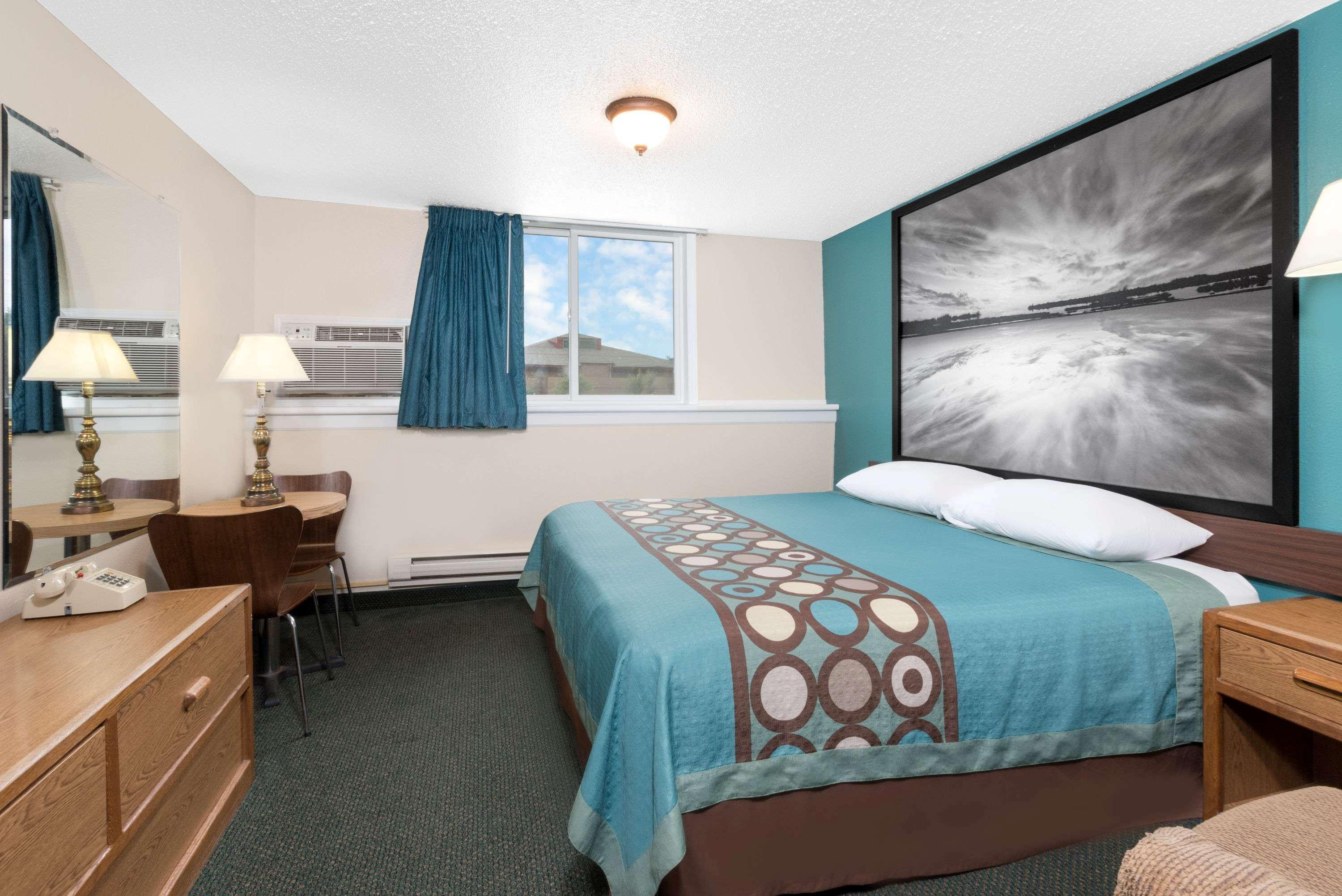 Super 8 By Wyndham Huron Exterior photo